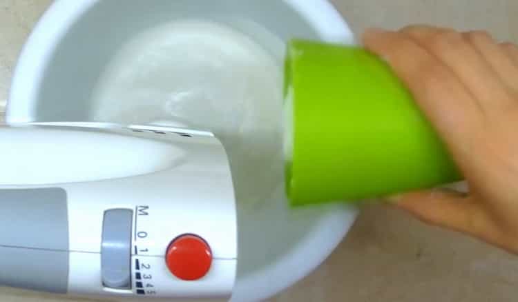 Pour préparer un gâteau de Pâques classique avec une recette simple, préparez le glaçage