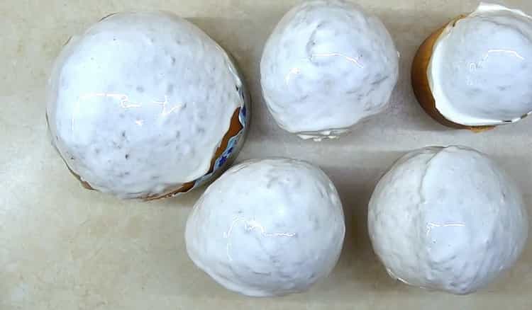 Pour faire un gâteau de Pâques classique avec une recette simple, couvrir de glaçage