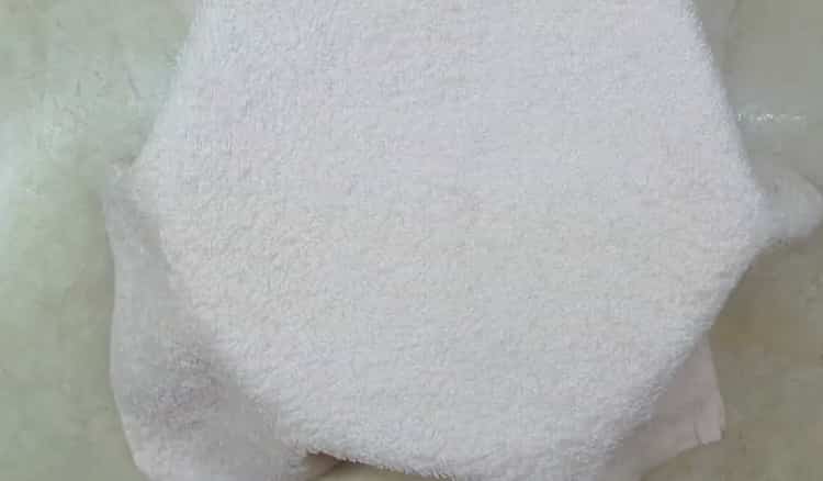 Pour faire un gâteau de Pâques classique avec une recette simple, faites une pâte