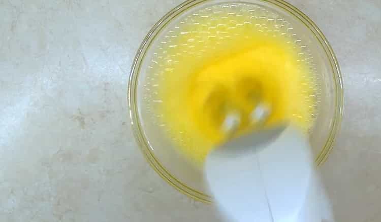 Battez les œufs pour faire un gâteau de Pâques classique avec une recette simple.