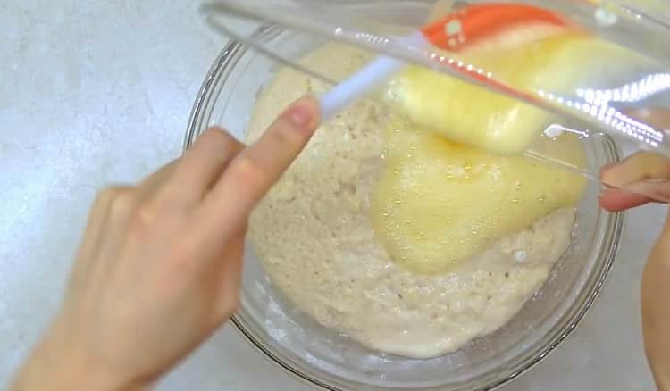 Pour faire un gâteau de Pâques classique avec une recette simple, combinez les ingrédients