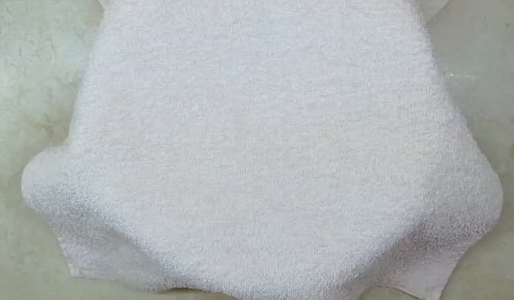 Pour faire un gâteau de Pâques classique avec une recette simple, mettez la pâte sur le levain