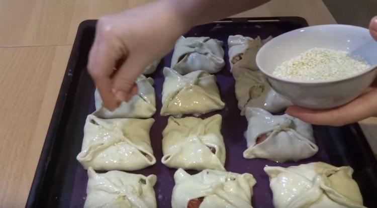 Presărați pufuri cu semințe de susan.