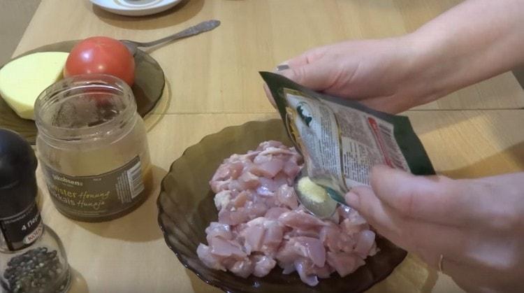 Adăugați usturoiul uscat în carne.