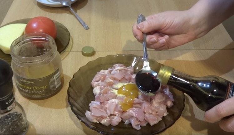 Adăugați miere și sos de soia.