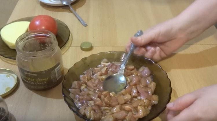 Se agită umplutura și se lasă la marinat.