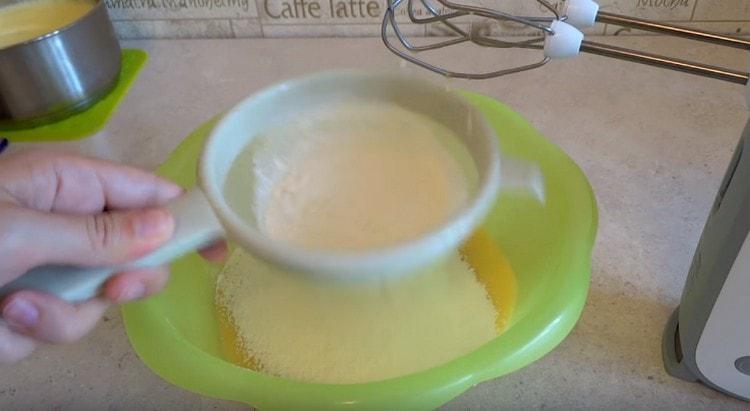 Tamiser la farine dans la pâte.