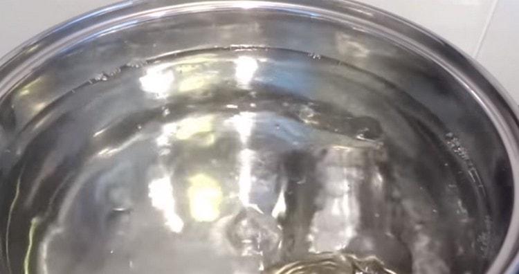 Vous devez d'abord faire cuire le lait condensé.