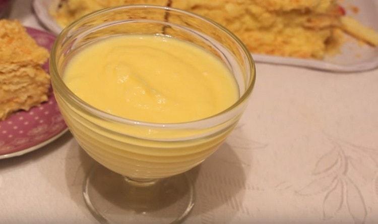 După răcire, crema pentru profiterole s-a îngrășat și este gata de utilizare.