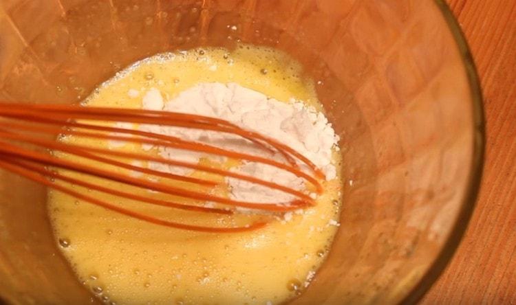 Adăugați amidon în ouă și amestecați din nou.