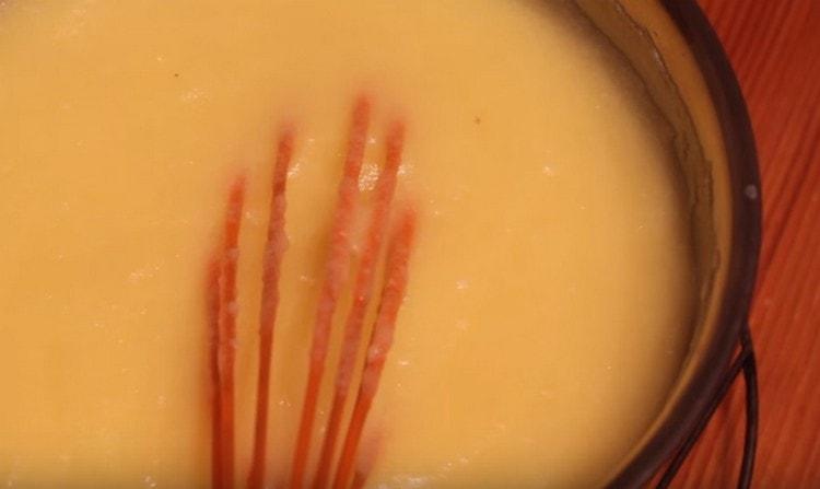 Introduceți masa de ou în laptele fierbinte și fierbeți crema până se îngroașă.