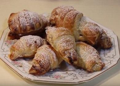 Vi lagar croissanter från smörjästfri deg enligt ett steg-för-steg-recept med ett foto.