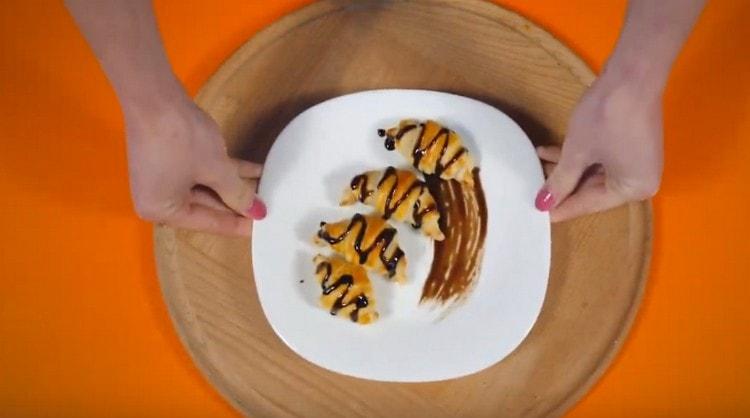 Tothom pot fer uns deliciosos croissants pastissos amb xocolata.