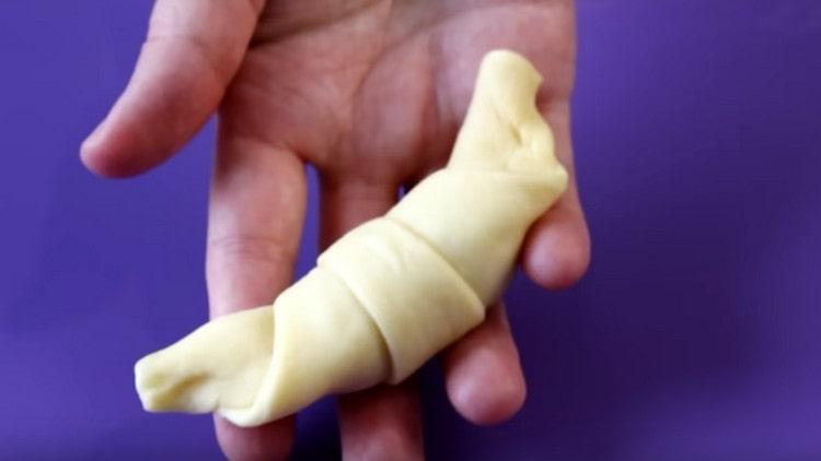 Завиваме тестото с руло, оформяйки кроасани.