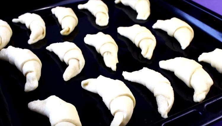 Разпределяме продуктите върху лист за печене.