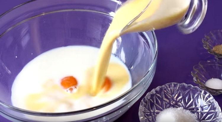 Добавете и разтопения маргарин.