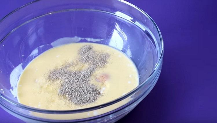 Добавете захарта, ваниловата захар и сушената мая.