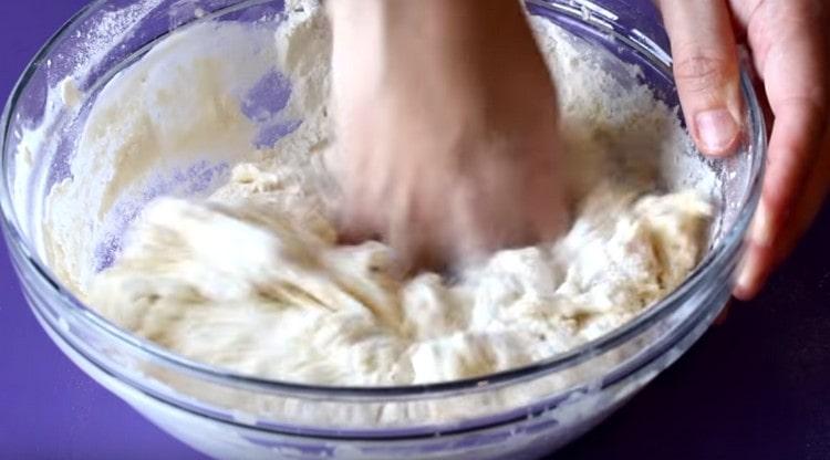 Омесете тестото.