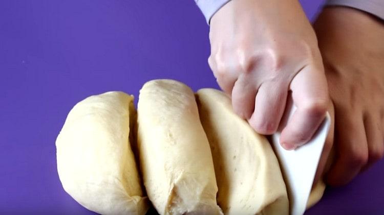 Разделяме готовото тесто на 4 равни части.