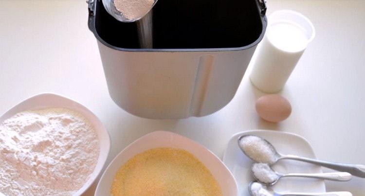 Gießen Sie zuerst Trockenhefe in den Brotteimer.