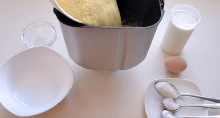 Fügen Sie Weizen und Maismehl hinzu.