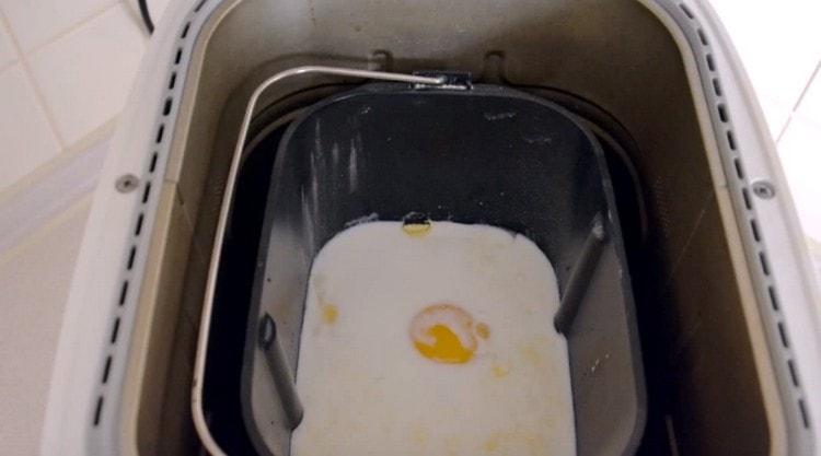 Stellen Sie den Eimer mit Zutaten in die Brotmaschine.