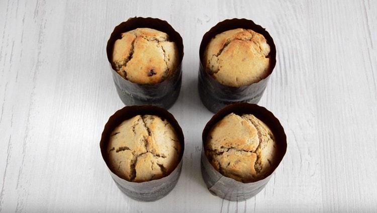 Кексът за великденска торта се пече без мая за около час.