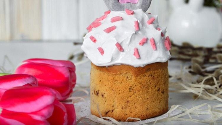 И ето един от традиционните начини за декориране на такава великденска торта.