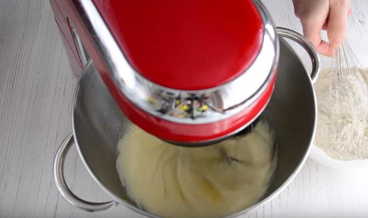 Разбийте яйцата със захарта.