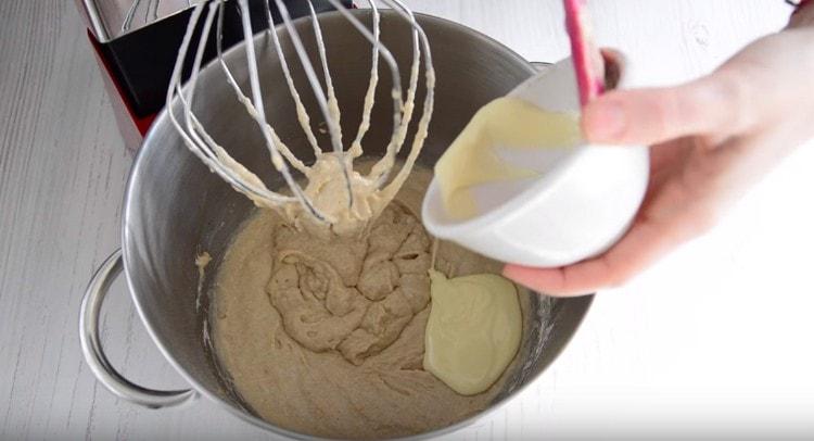 Добавете разтопен бял шоколад към тестото.