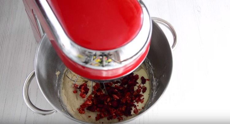 Добавете захаросани плодове, сушени плодове или ядки по ваше желание.