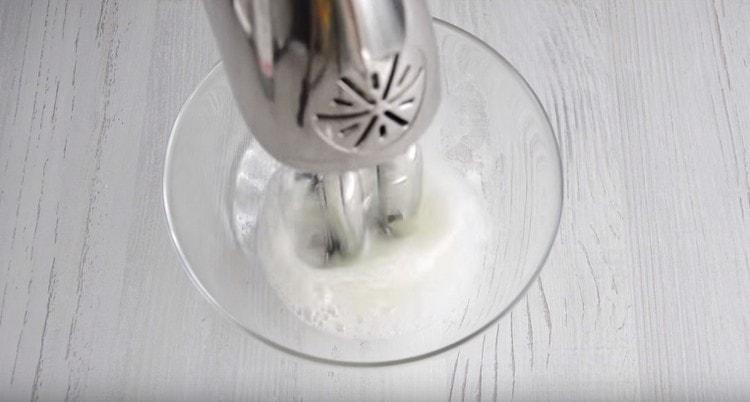 Разбийте яйчен белтък отделно.