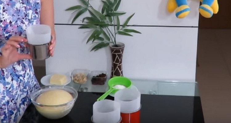 Vi förbereder formulär för påskkakor.