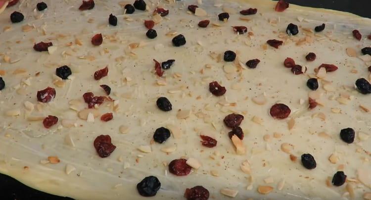 Sedan distribuerar vi russin, kanderad frukt, mandelblad enligt testet.