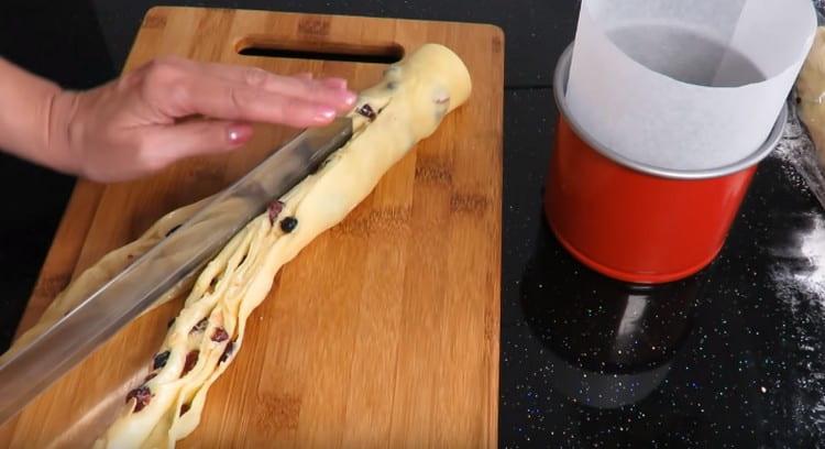 Sedan klippte vi rullen i längd, men inte till slutet.