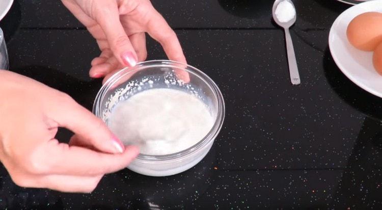 Vi löser upp jäst i varm mjölk.