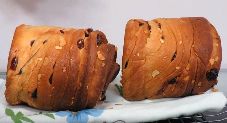 Vi lägger den färdiga bakningen på sidan på en handduk så att den svalnar.