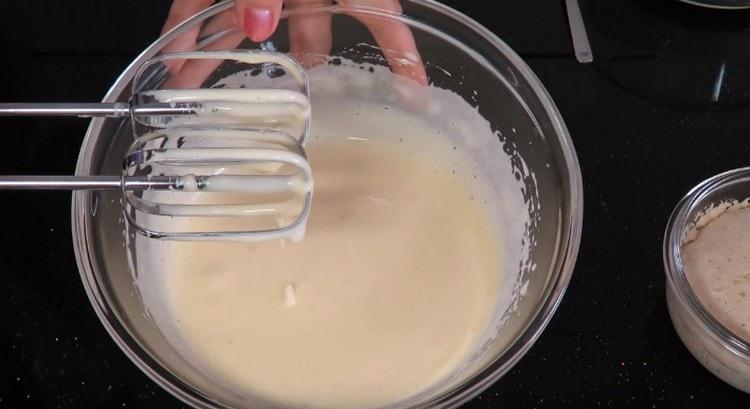 Pisk ägg med socker.