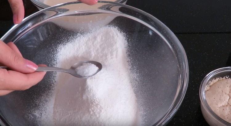 Sikt mjölet, tillsätt salt till det.