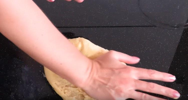 Knåda degen ordentligt på arbetsytan.