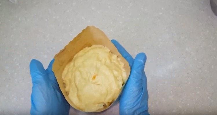 Mula sa tumaas na masa ay bumubuo kami ng mga cake at inilalagay ito sa mga form.