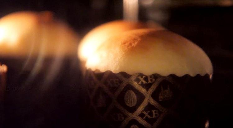 Печем великденски торти, готовността може да се провери с клечка за зъби