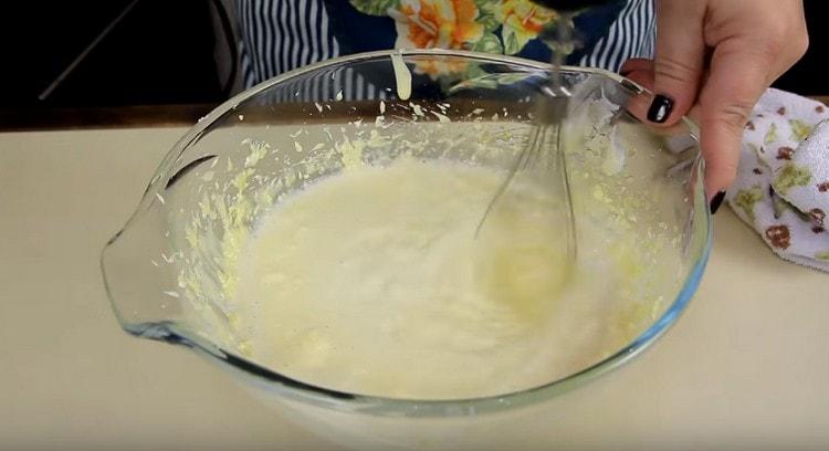 Добавете тестото и разбъркайте отново.