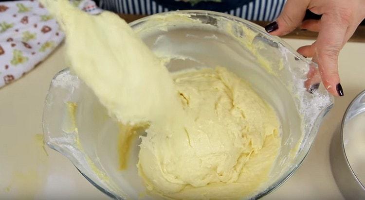 Постепенно въведете брашното и приведете тестото до такава консистенция.