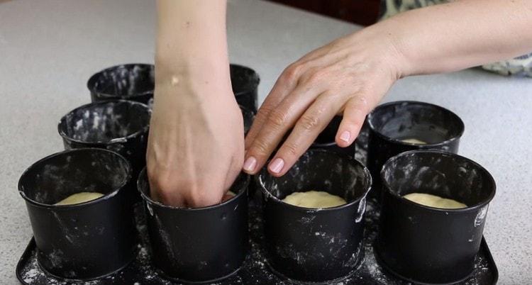 Nous distribuons la pâte en formes, en arrondissant chaque morceau.