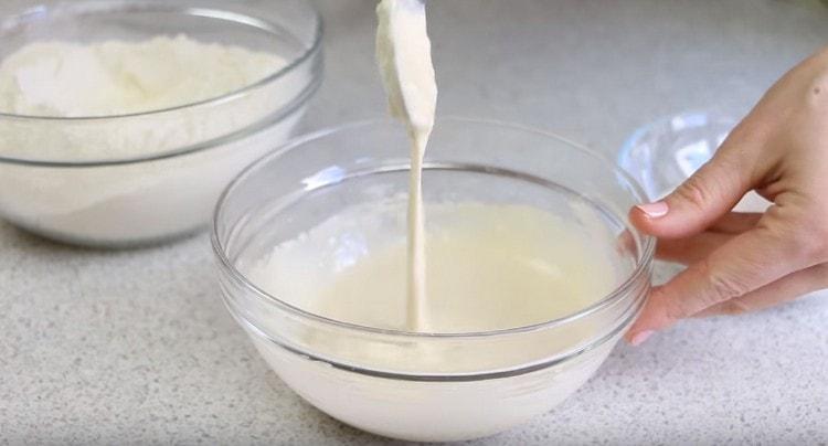 Mélanger la masse et mettre la pâte dans un endroit chaud.