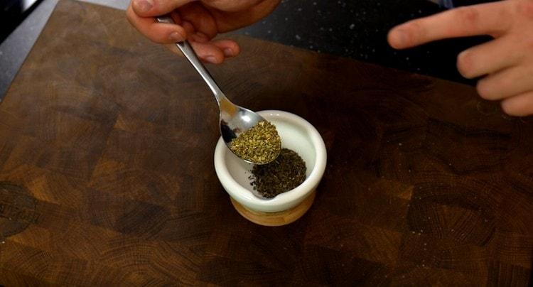 Misture o manjericão seco e orégano.