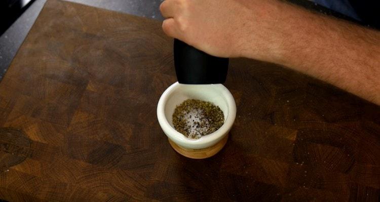 Adicione sal e pimenta.