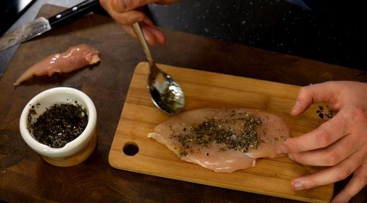 Esfregue o filé com marinada.