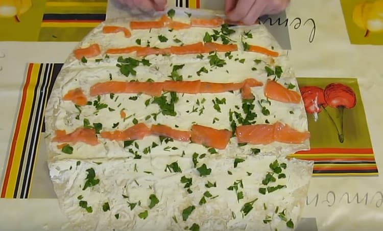 Fazemos outro pão pita da mesma maneira, mas em vez de pepino tomamos salsa.